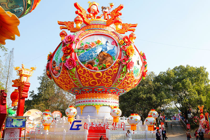 自贡盛大彩灯是自贡彩灯、自贡花灯、自贡宫灯、自贡灯会、春节彩灯、春节花灯、国庆彩灯、国庆花灯制作厂家中的佼佼者！